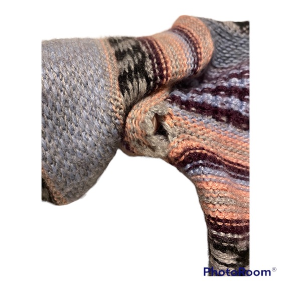 Kirra Wool Blend cardigan, oversized, geometric pattern with toggle buttons. - Picture 4 of 9